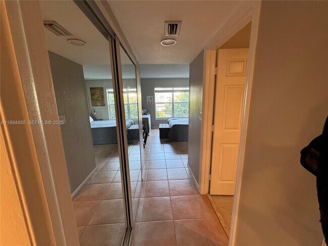 Building Photo - 3650 Inverrary Dr