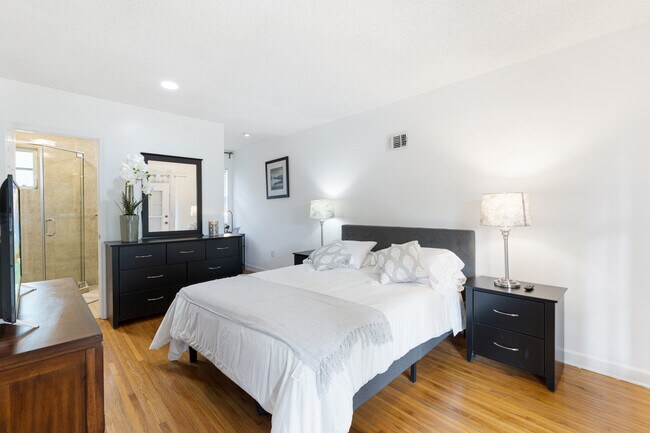 Master bedroom - 25 NW 95th St