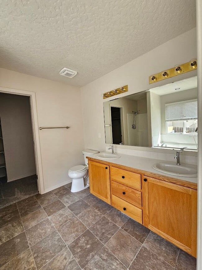 Building Photo - NEW TO MARKET 4 Bedroom Home - Central Mer...