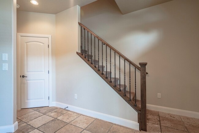 Building Photo - Upgraded 3 Bedroom Townhome in Desirable Southgate Community
