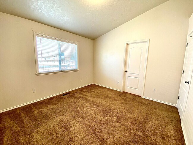 Building Photo - 3 bedroom 2 bath Walking Distance to Sage Valley Middle School