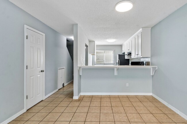 Building Photo - Adorable Beach Townhouse Close to Downtown