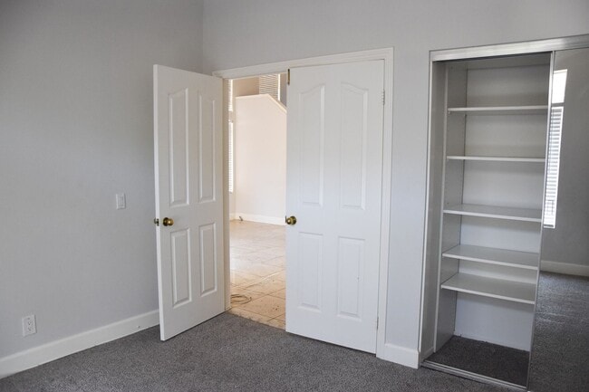 Building Photo - 8215 E White Oak Ridge