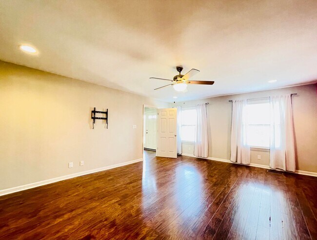 Building Photo - 223 Raintree Ln