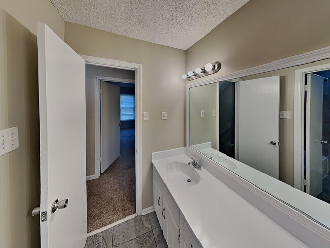 Building Photo - 1017 Hawkview Dr