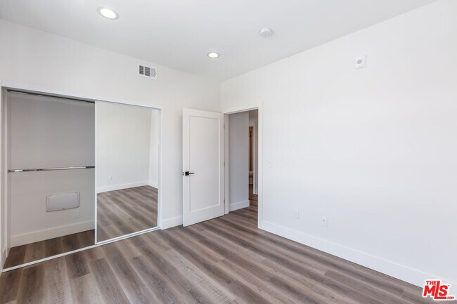 Building Photo - 857 Hayworth Ave