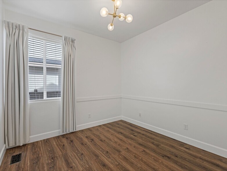 Building Photo - 1873 E Oak Bend Dr