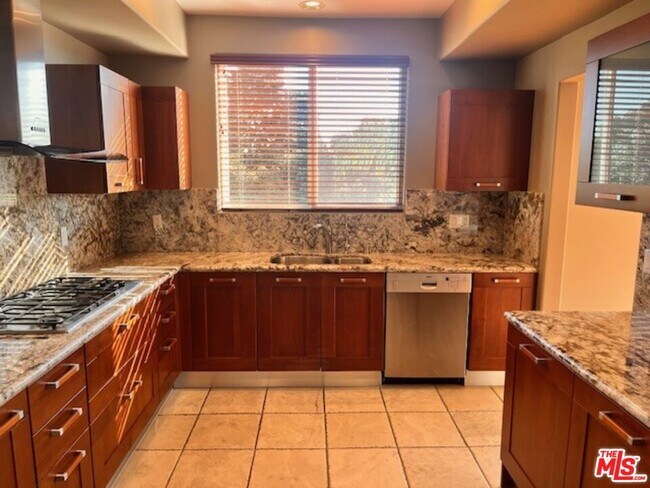 Building Photo - 8609 W Knl Dr