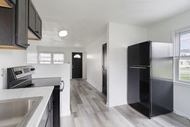 Building Photo - 4 Bedroom Townhome Available!