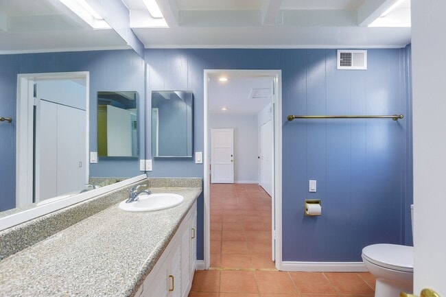 Building Photo - Spacious 5-Bedroom, 3-Bath Home with Pool ...