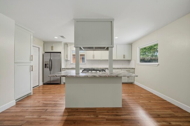 Building Photo - 10658 Northbrook Dr