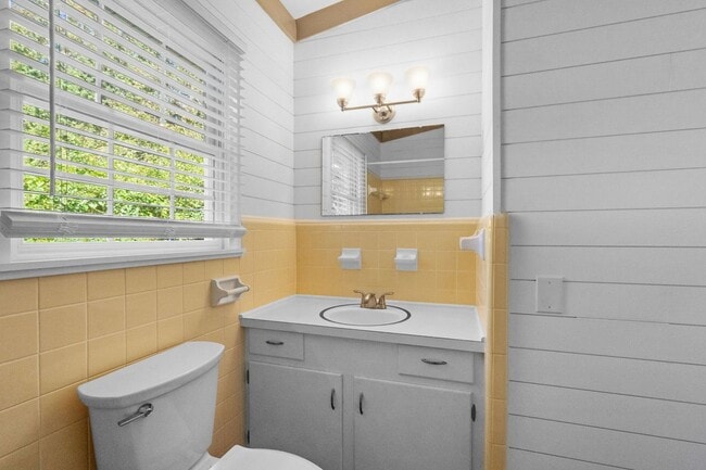 Building Photo - Spacious 4 Bedroom 2 bath home in Pawley's Island