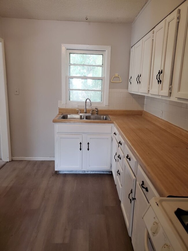 Building Photo - Nice 2 bedroom 1 bath duplex!