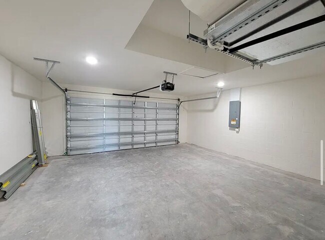 Building Photo - Modern & Spacious 4 Bed, 2 Bath Home COMIN...