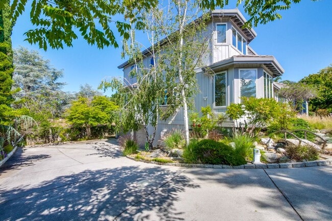 Building Photo - Large 3,767 sqft home on a 10,000 sqft lot- 2 bed located on 1st floor w/ separate entrance - Top...