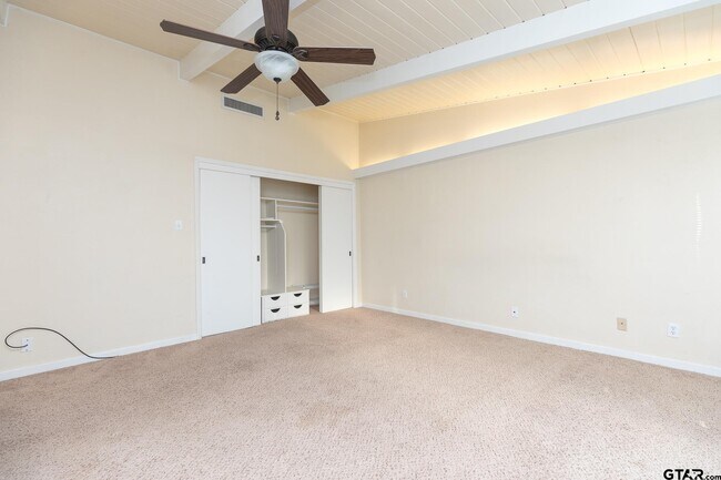 Building Photo - 3215 Fernwood Dr