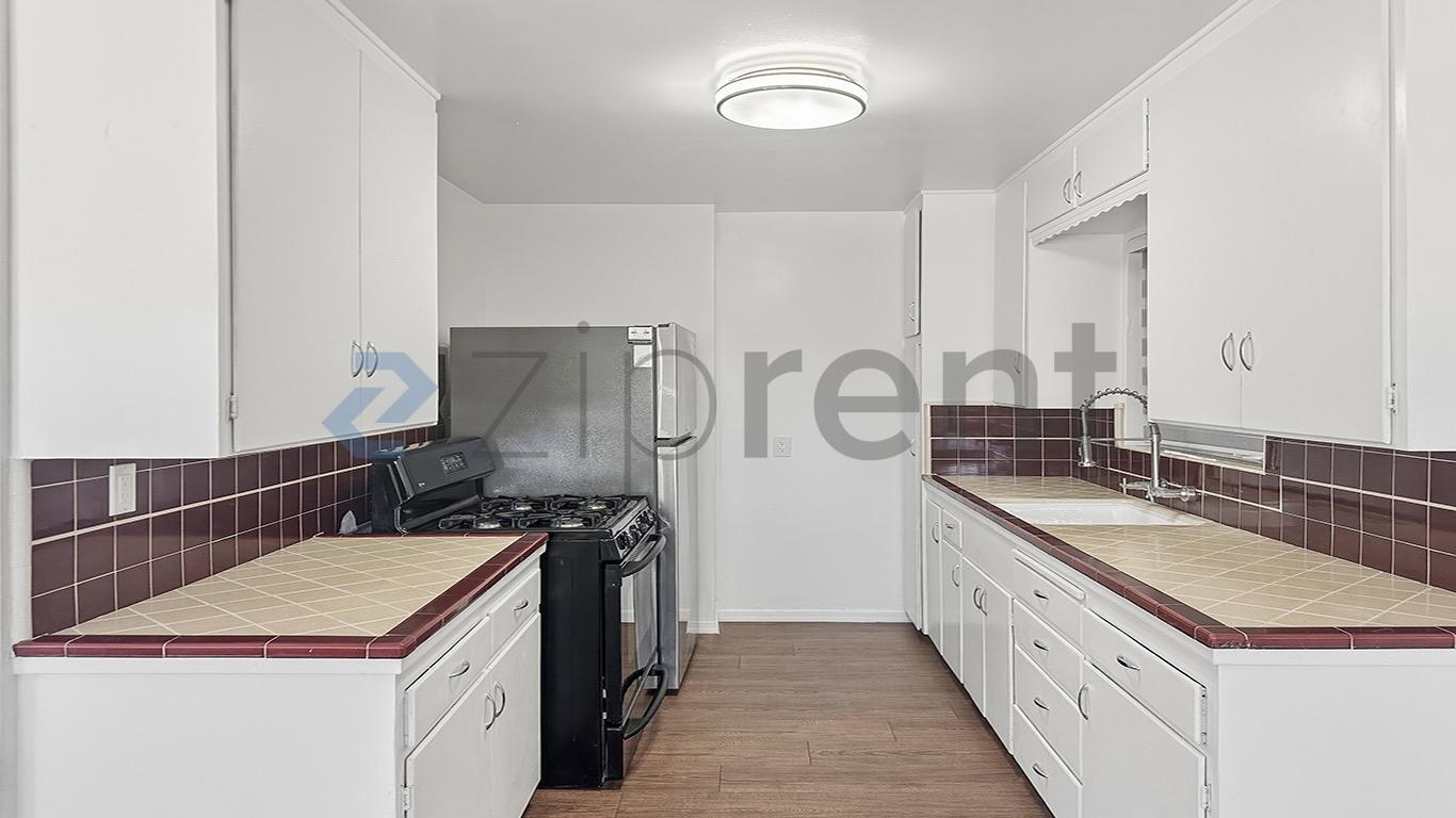 Building Photo - Unit 8