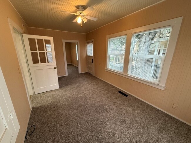 Building Photo - 3 Bedroom 1.5 Bath Downtown Dixon *STAR RENTALS