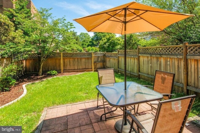 Building Photo - Charming townhome in the heart of McLean !!