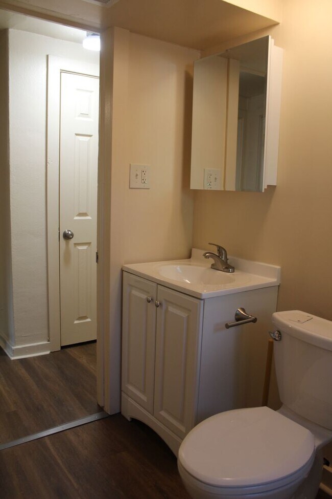 Building Photo - Recently renovated | Bay window | Walkable | Washer/Dryer combo in unit