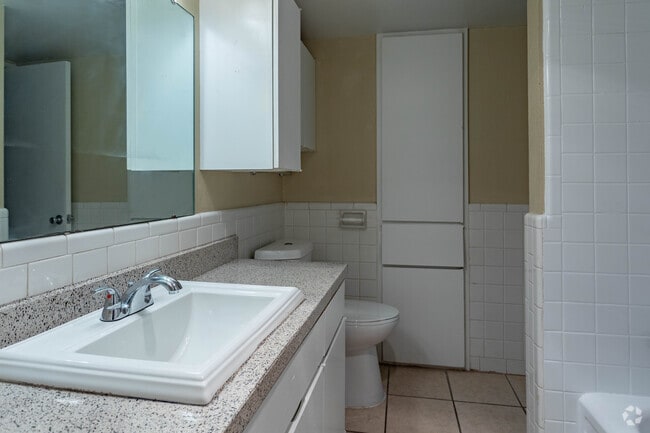 2 BR, 2 BA - 1,089 SF - Villa Chateau