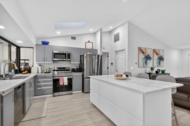 Building Photo - 481 SW Aster Rd