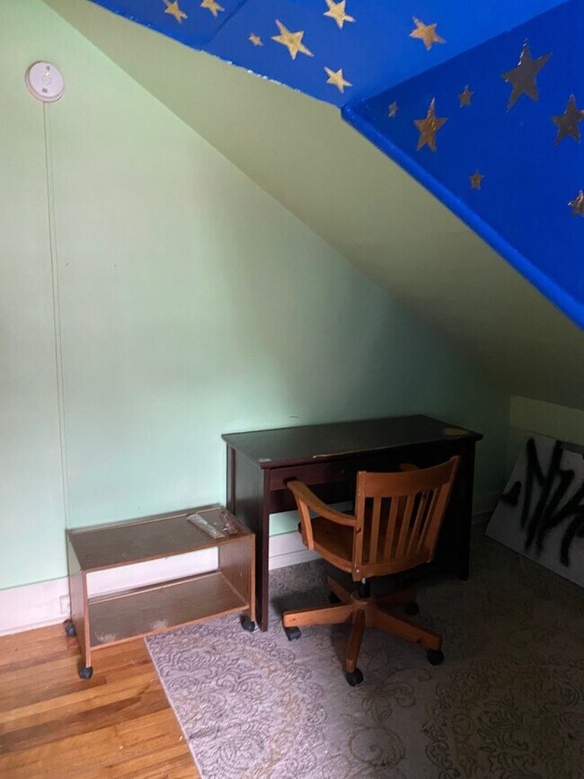 Building Photo - 560-2 Allen - Available 6/1/26 Spacious 2nd/3rd Floor Duplex With 3 Full Baths