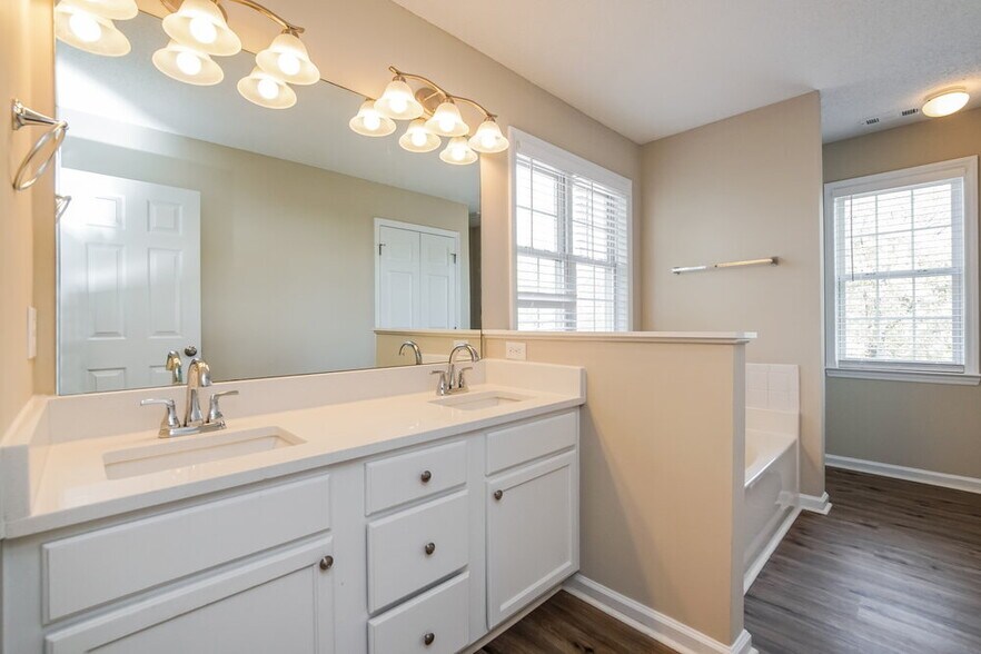 Building Photo - 1969 Shadow Glen Dr