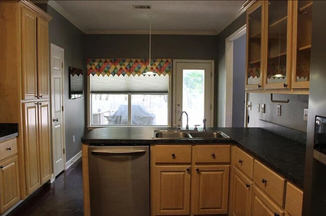 Building Photo - 221 Pine Knoll Dr