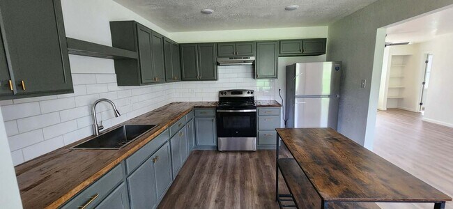 Building Photo - Beautifully Remodeled 3 Bed / 2 Bath Home with Large Backyard