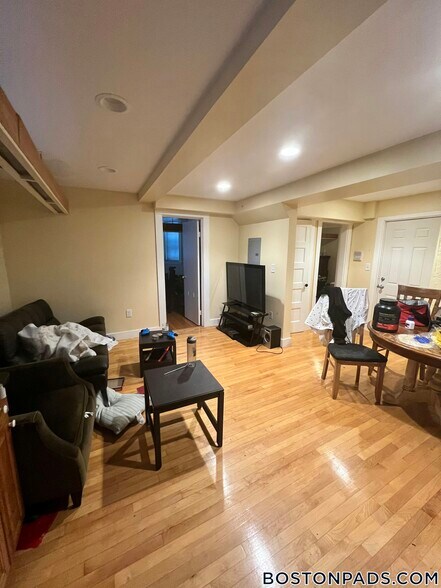 Building Photo - 156 Magazine St