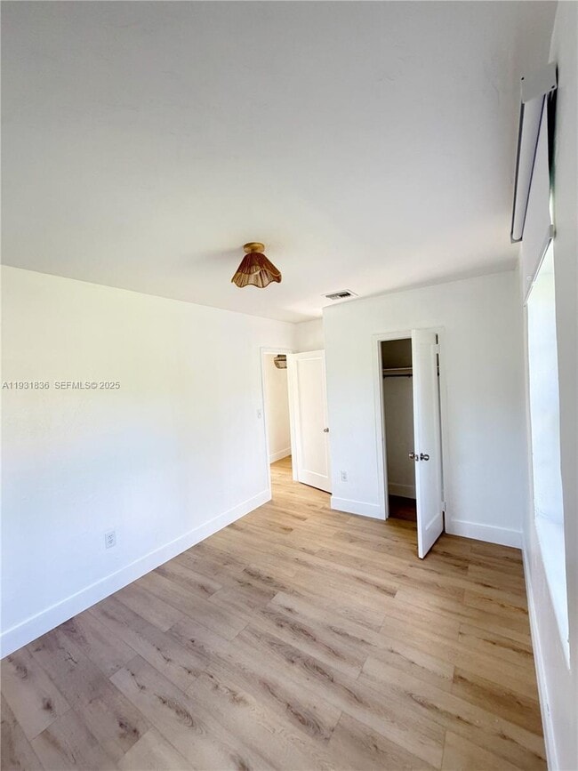 Building Photo - 1075 NE 120th St