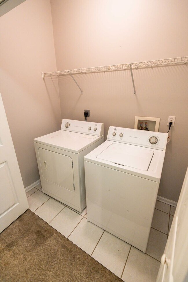 Building Photo - Beautiful 3 Bedroom 2 1/2 Bath Condo