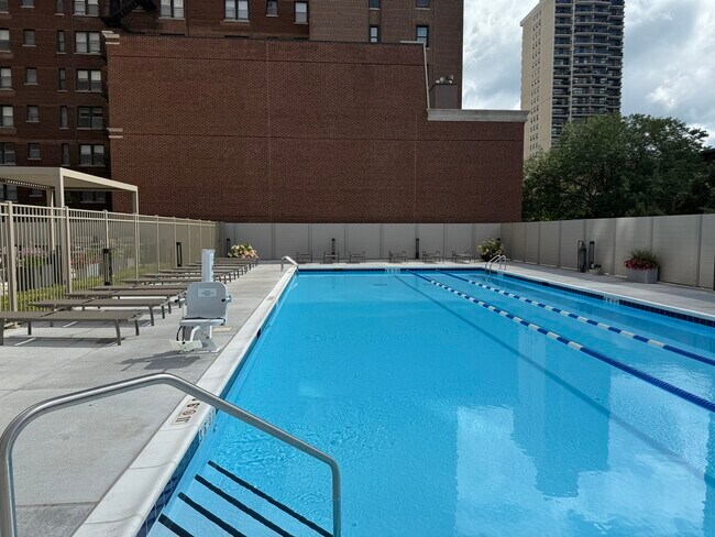 Building Photo - 555 W Cornelia Ave