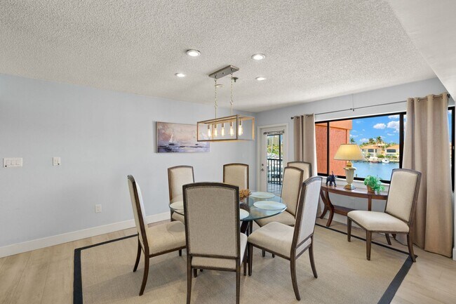 Building Photo - Furnished Huge Double sized Condo Overlook...