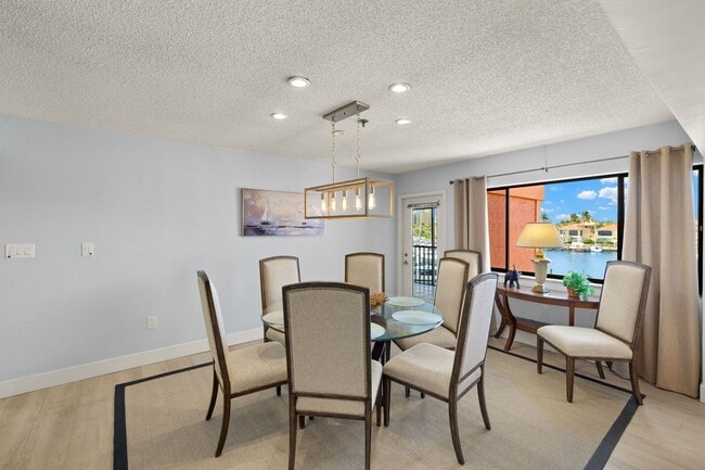 Building Photo - Huge Double sized Condo Overlooking The Ma...