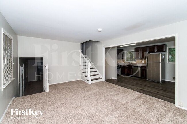 Building Photo - 302 Woodstock Dr SW