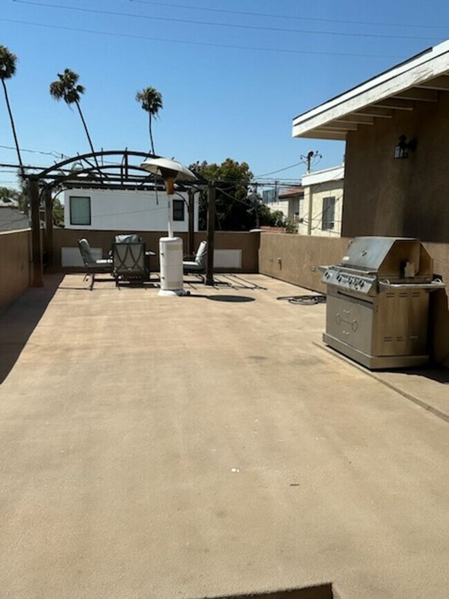 Building Photo - 7th Street - Seal Beach