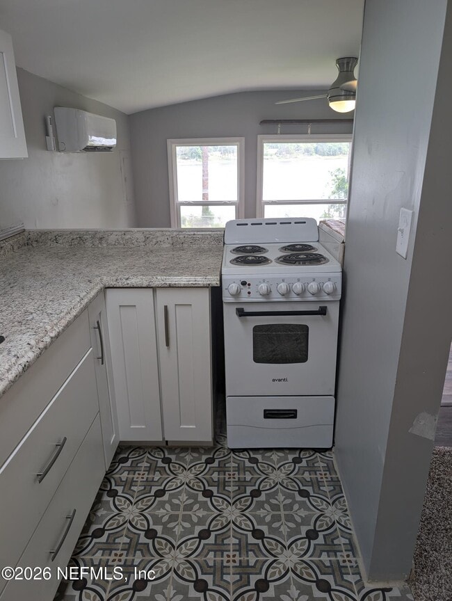 Building Photo - 220 Mirror Lake Dr