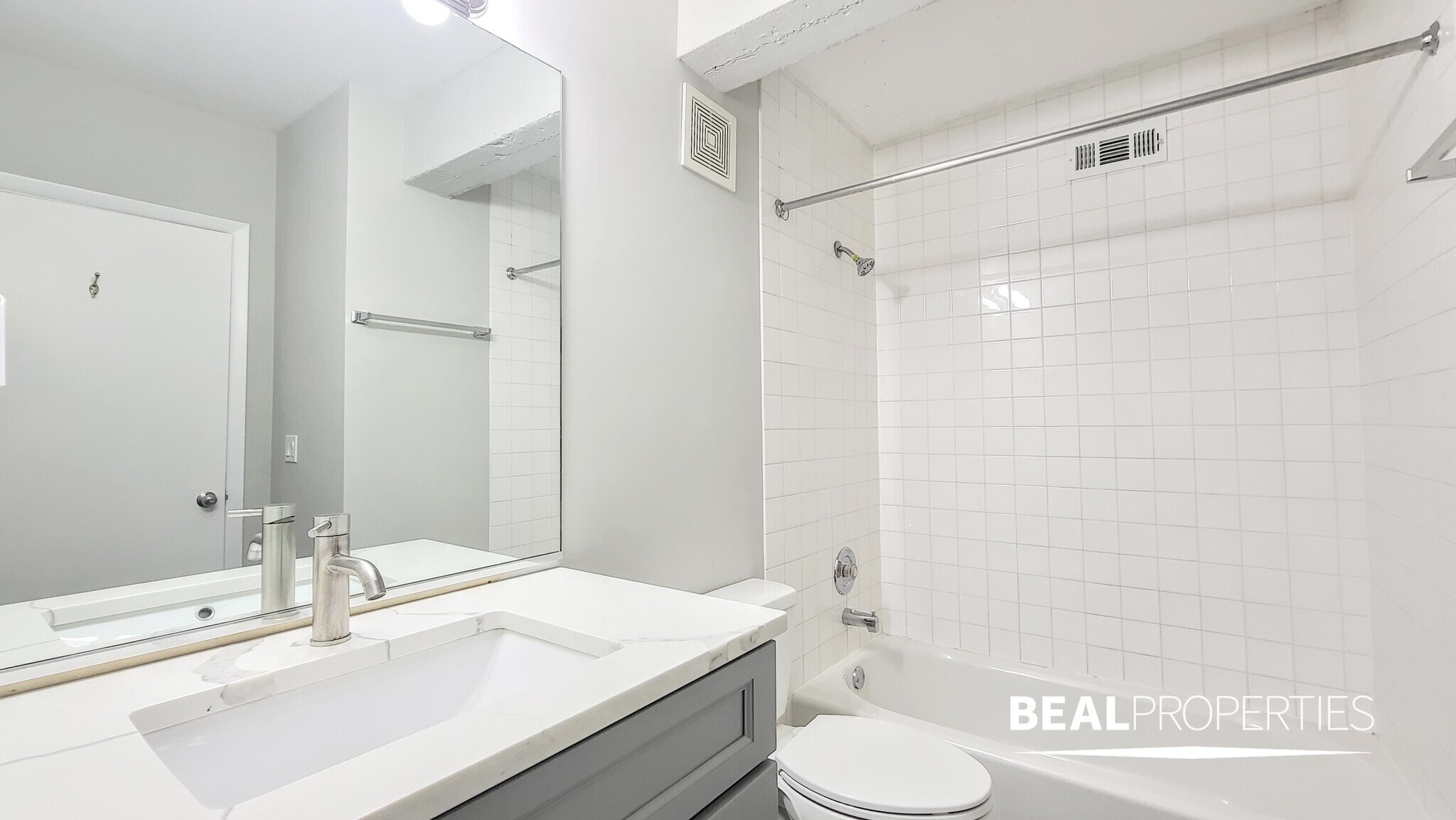 Building Photo - 2320 N Damen Ave