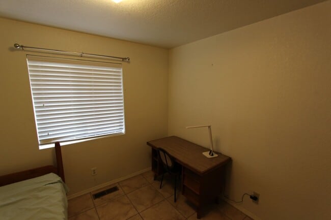 Building Photo - Partially Furnished 4-Bed Home in University Heights