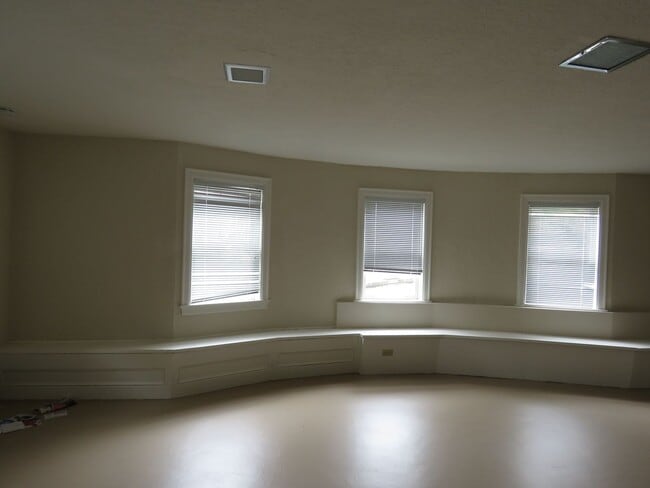 Building Photo - Elegant 4 bedroom House  with bonuses