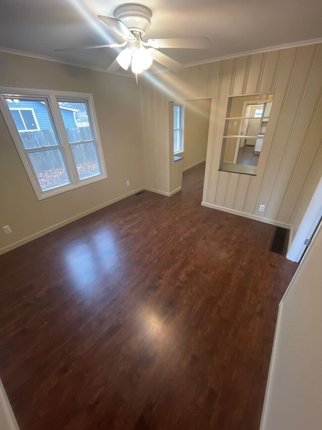 Building Photo - Charming 2 Bedroom Home - Move in Ready