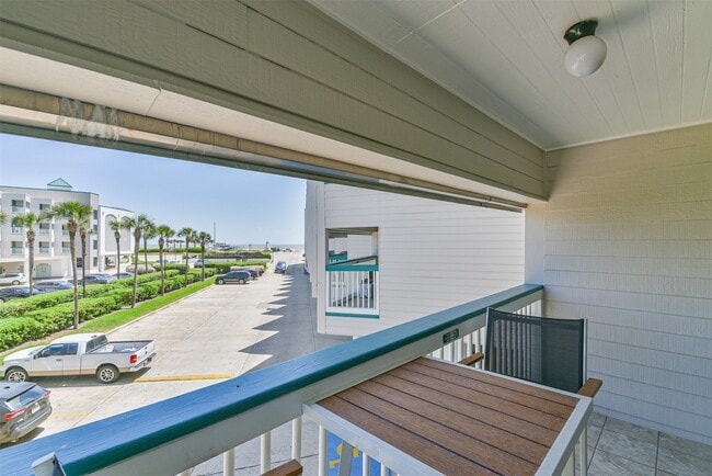 Building Photo - 6102 Seawall Blvd