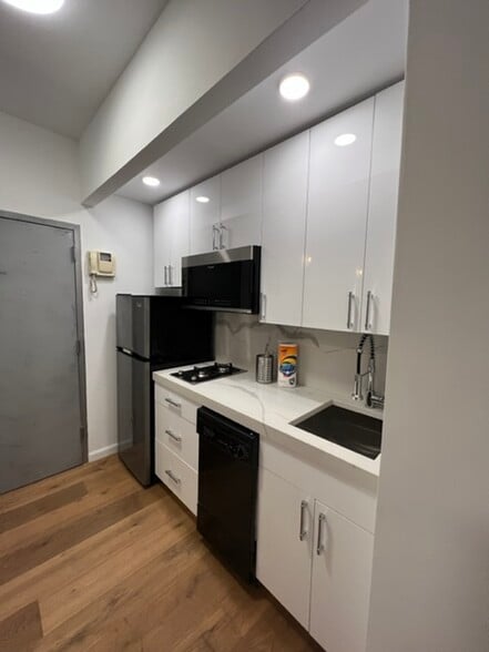 Building Photo - 239 W 12th St