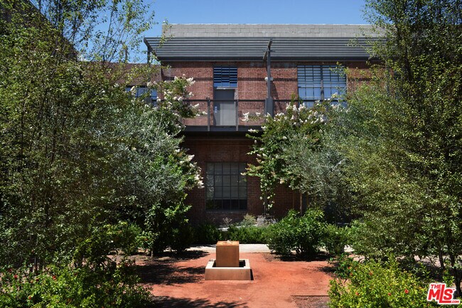 Building Photo - 712 S Santa Fe Ave