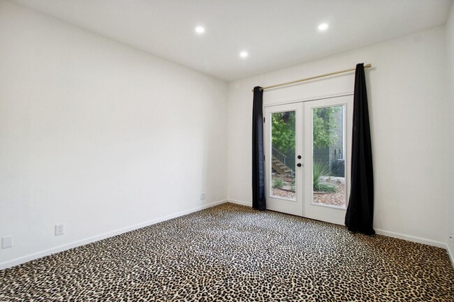 Building Photo - Spacious townhouse for rent! CPS & WATER INCLUDED WITH RENT !