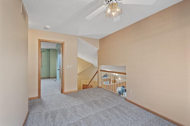 Building Photo - rare woodbury upgraded 3 bedroom end unit townhouse!! One level living!