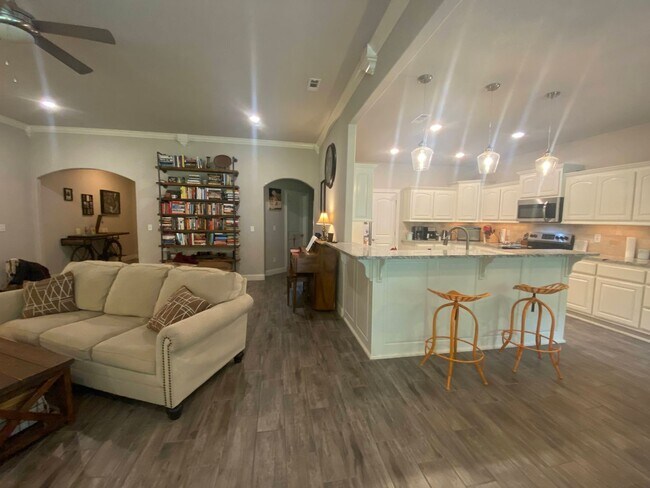 Building Photo - 3 Bedroom 2.5 Bathroom Home