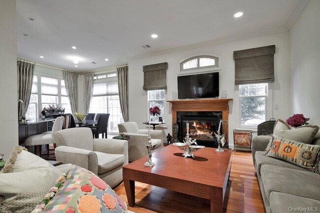 Building Photo - 702 Equestrian Way